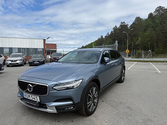 Volvo V90 Cross Country 2 of 5