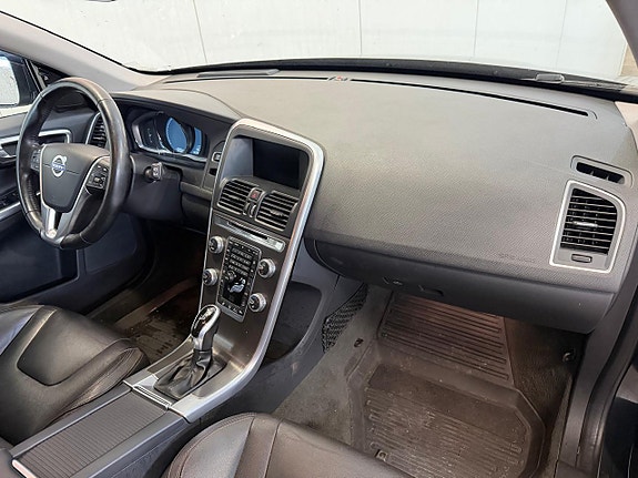 Volvo XC60 10 of 16