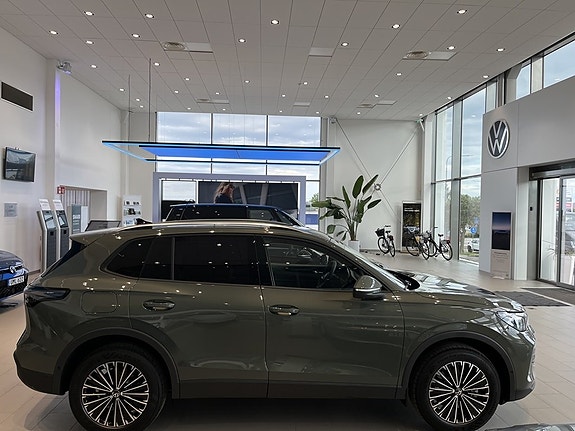 Volkswagen Tiguan 2 of 5