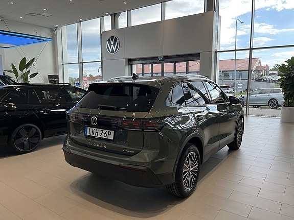 Volkswagen Tiguan 3 of 5