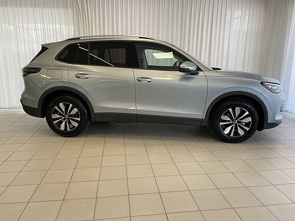 Volkswagen Tiguan 2 of 5