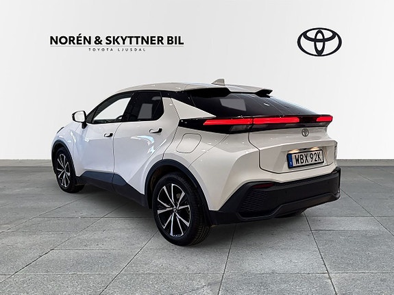 Toyota C-HR 3 of 5