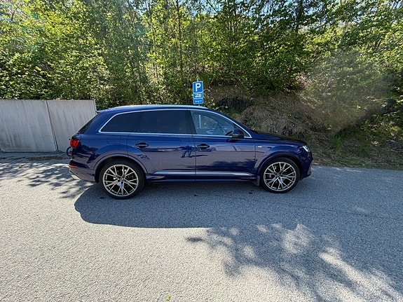 Audi Q7 2 of 5