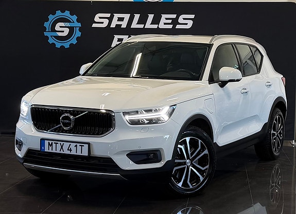 Volvo XC40 2 of 5