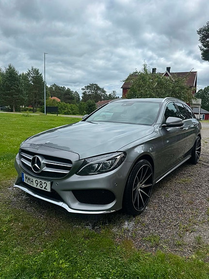 Mercedes-Benz C250 2 of 5