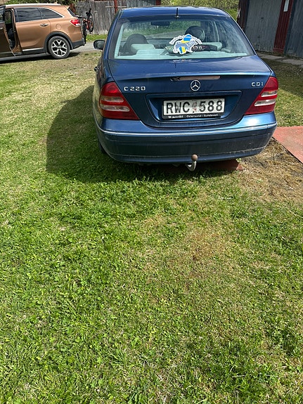Mercedes-Benz C220 2 of 2