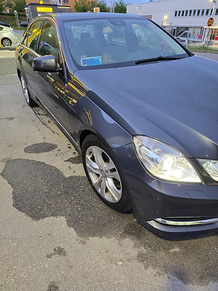Mercedes-Benz E250 3 of 4