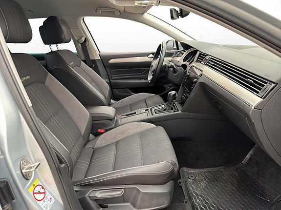 Volkswagen Passat Alltrack 12 of 27