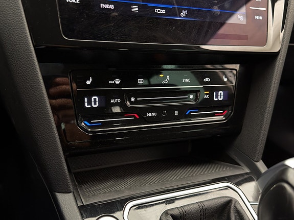 Volkswagen Passat Alltrack 18 of 27