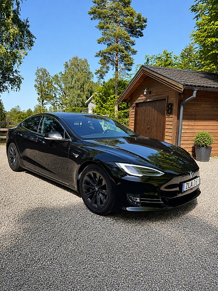 Tesla Model S 4 of 12