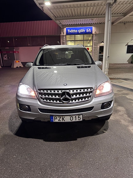 Mercedes-Benz ML320 3 of 5