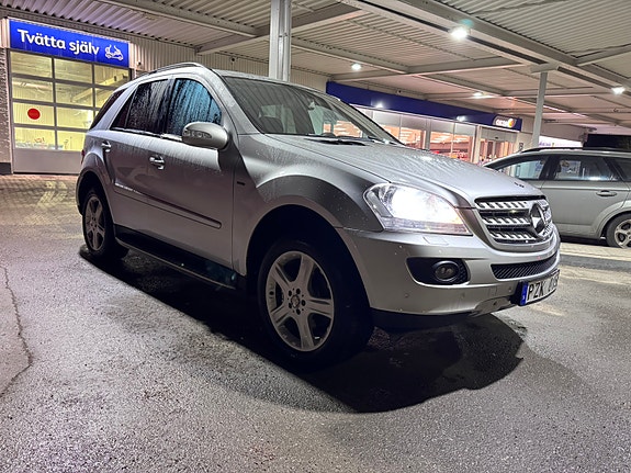 Mercedes-Benz ML320 4 of 5