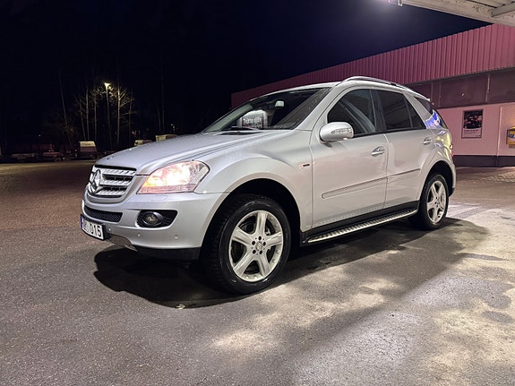 Mercedes-Benz ML320 2 of 5