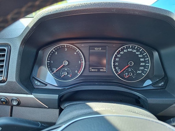 Volkswagen Amarok 2 of 5