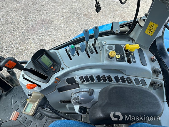 Traktor New Holland T6070 med lastare 19 of 22