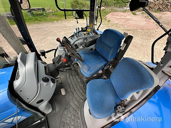 Traktor New Holland T6070 med lastare 16 of 22