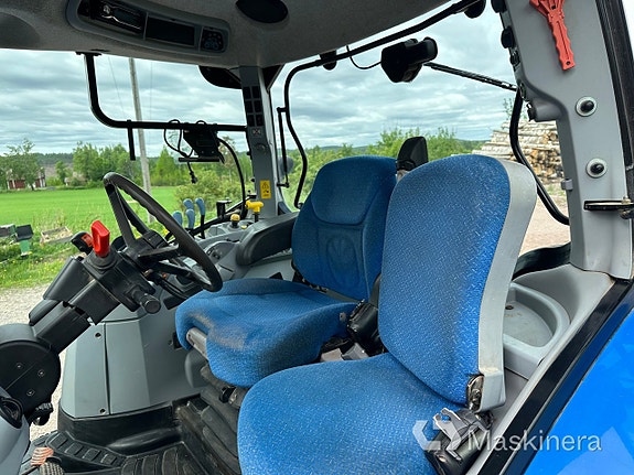 Traktor New Holland T6070 med lastare 17 of 22