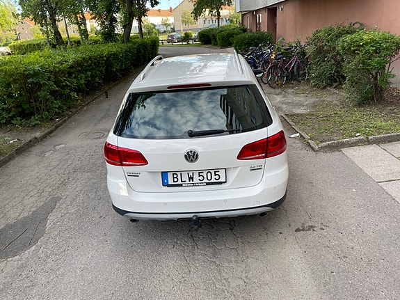 Volkswagen Passat Alltrack 3 of 5