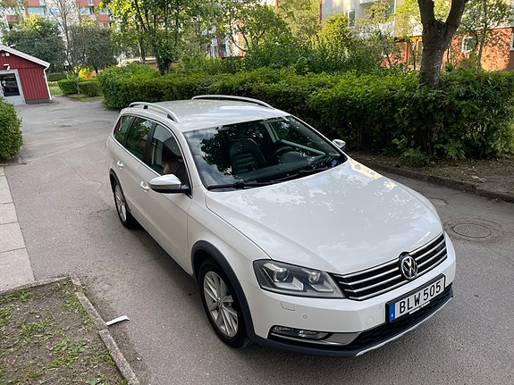 Volkswagen Passat Alltrack 2 of 5