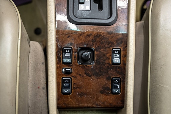 Mercedes-Benz E320 19 of 27