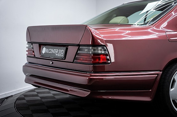 Mercedes-Benz E320 8 of 27