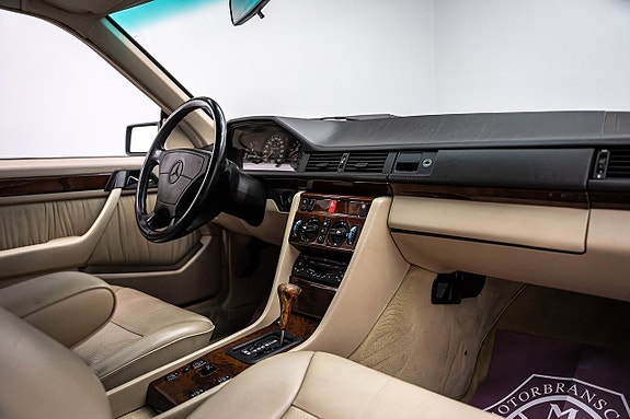Mercedes-Benz E320 24 of 27