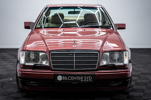 Mercedes-Benz E320 4 of 5