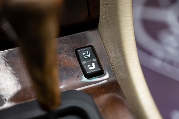 Mercedes-Benz E320 18 of 27