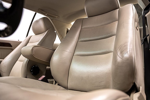 Mercedes-Benz E320 22 of 27