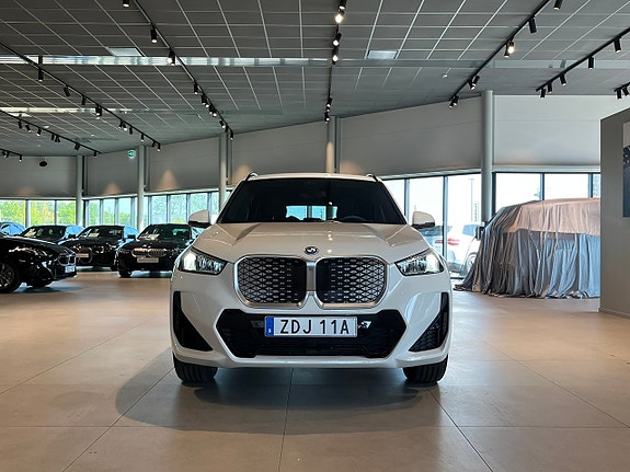 BMW iX1 2 of 5