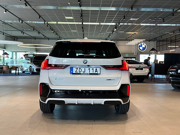 BMW iX1 5 of 5