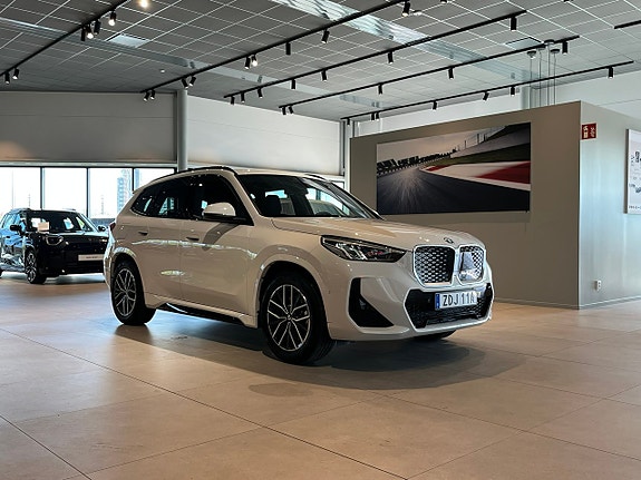 BMW iX1 3 of 5