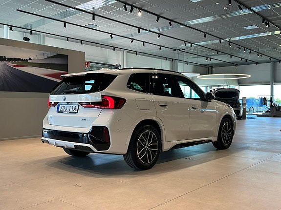 BMW iX1 4 of 5