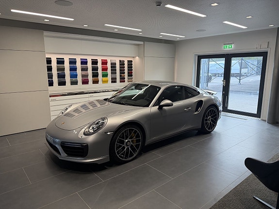 Porsche 911 Turbo S 17 of 25