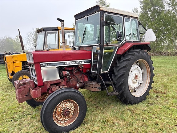 Traktor INTERNATIONAL 584
