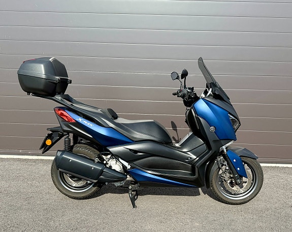 Yamaha X-max 300 2 of 5