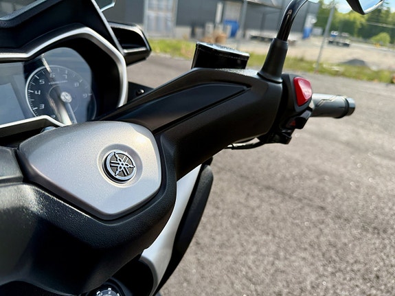 Yamaha X-max 300 9 of 16