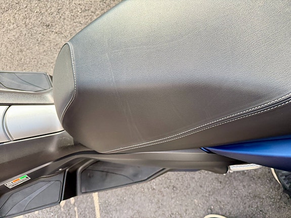 Yamaha X-max 300 7 of 16