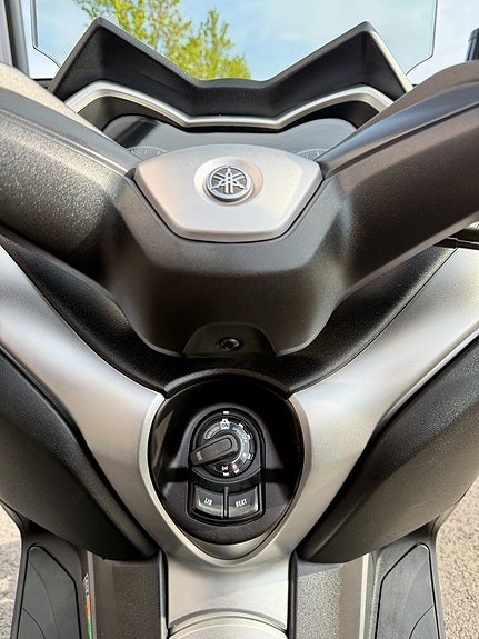 Yamaha X-max 300 10 of 16