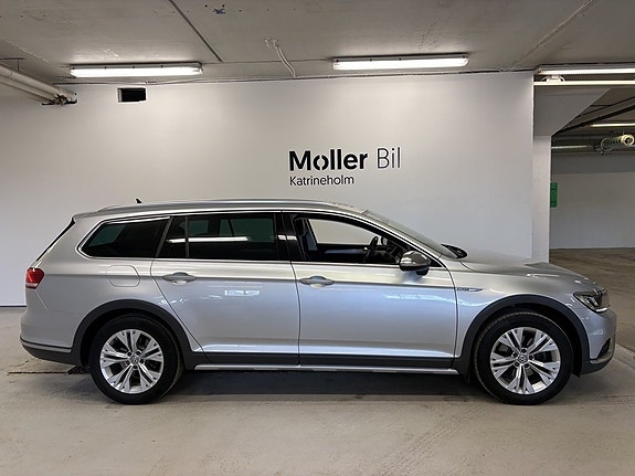Volkswagen Passat Alltrack 2 of 5
