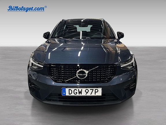 Volvo XC40 3 of 16