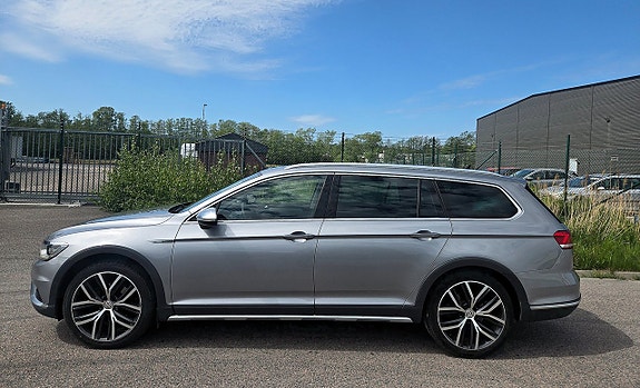 Volkswagen Passat Alltrack 2 of 5