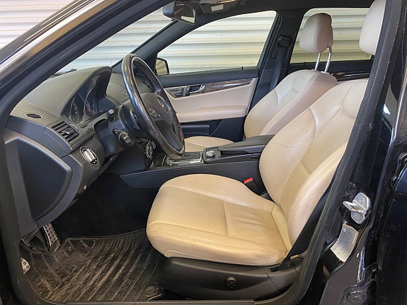 Mercedes-Benz C350 3 of 5