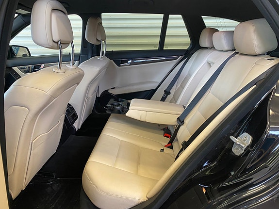 Mercedes-Benz C350 4 of 5