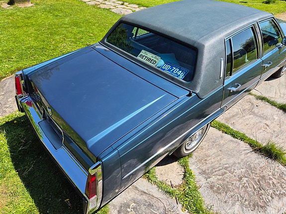 Cadillac Fleetwood Brougham 4 of 7