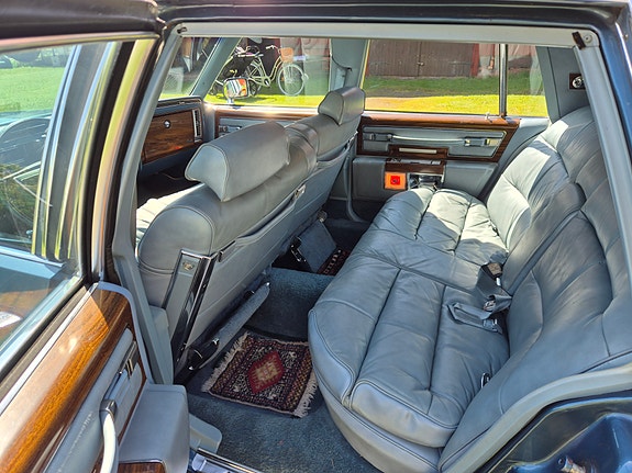 Cadillac Fleetwood Brougham 6 of 7
