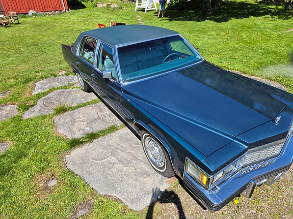 Cadillac Fleetwood Brougham 5 of 7