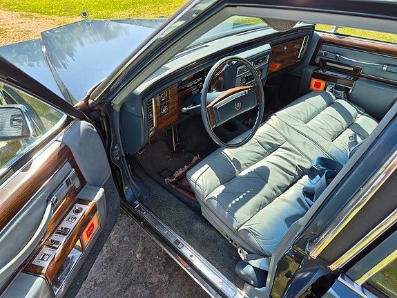 Cadillac Fleetwood Brougham 2 of 7