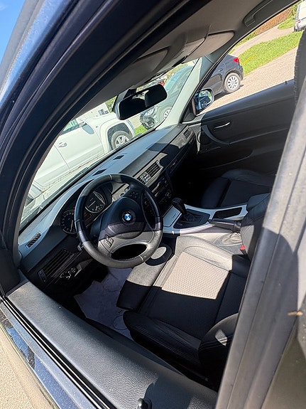 BMW 320d 3 of 4