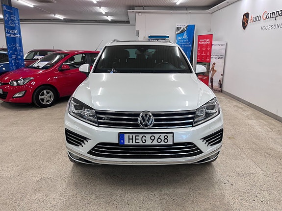Volkswagen Touareg 2 of 5